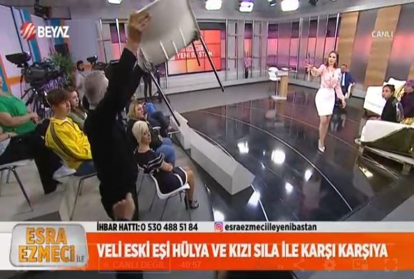Esra Ezmeci ile Yeni Baştan programında kavga! Baba kız birbirine girdi